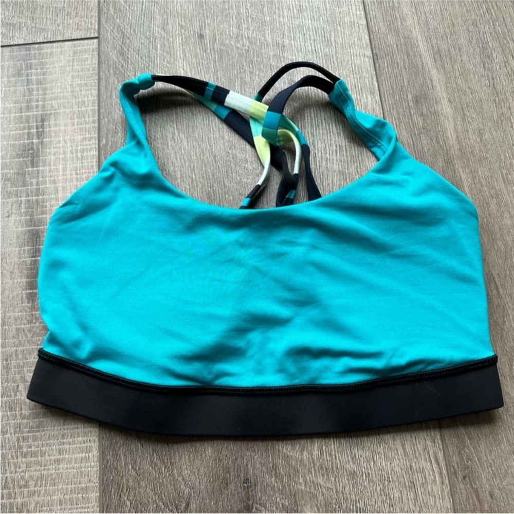 Lululemon Energy Bra in Surge / Black / Assorted Stripe Surge Size 6